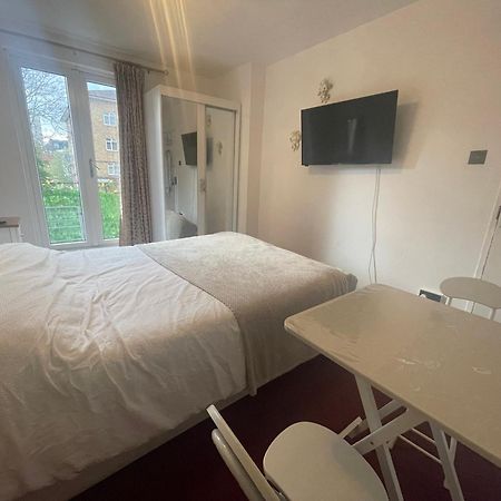 Room With King Size Bed And Shared Kitchen Raynes Park Eksteriør bilde