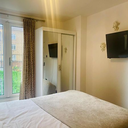 Room With King Size Bed And Shared Kitchen Raynes Park Eksteriør bilde