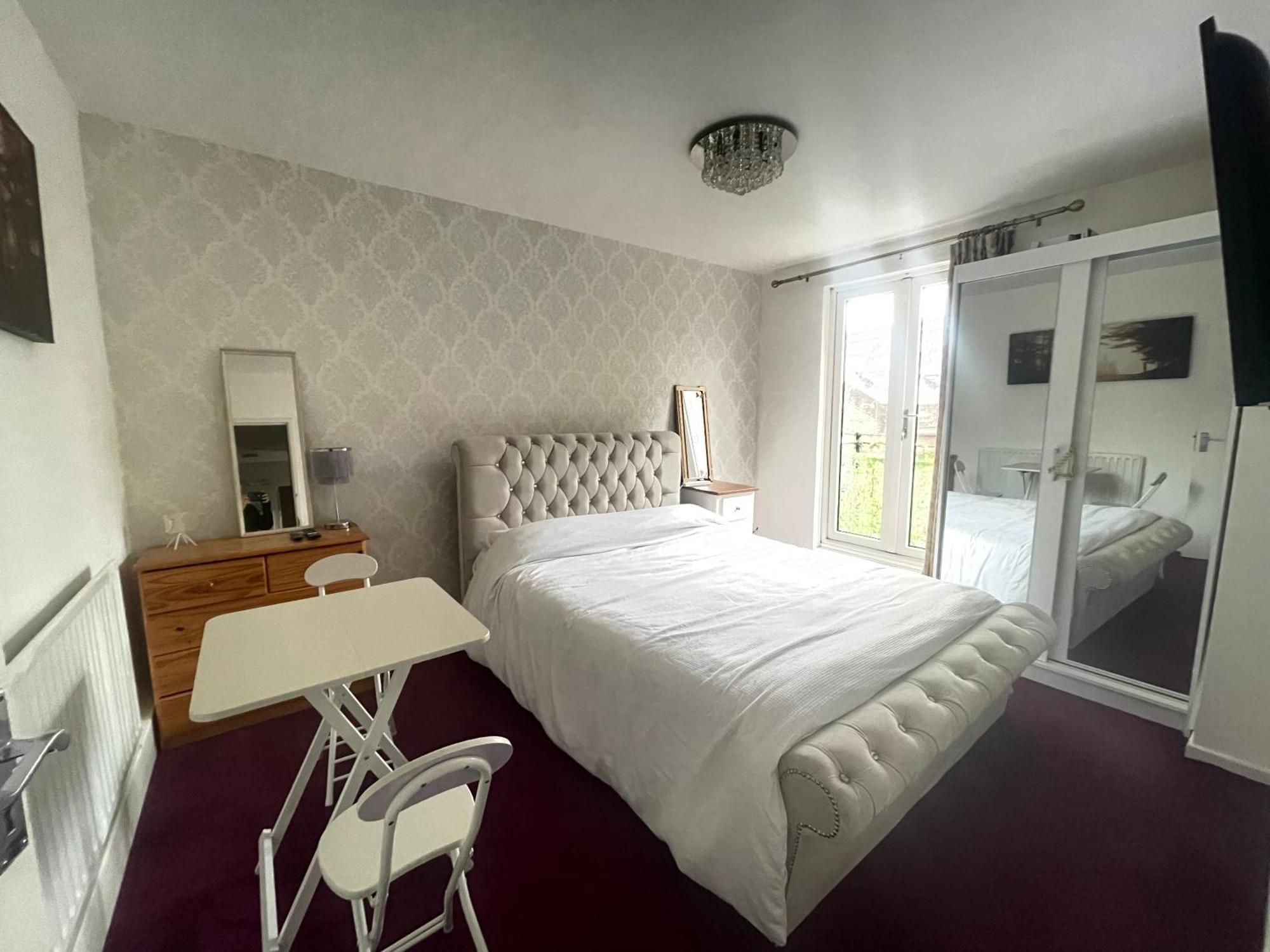 Room With King Size Bed And Shared Kitchen Raynes Park Eksteriør bilde