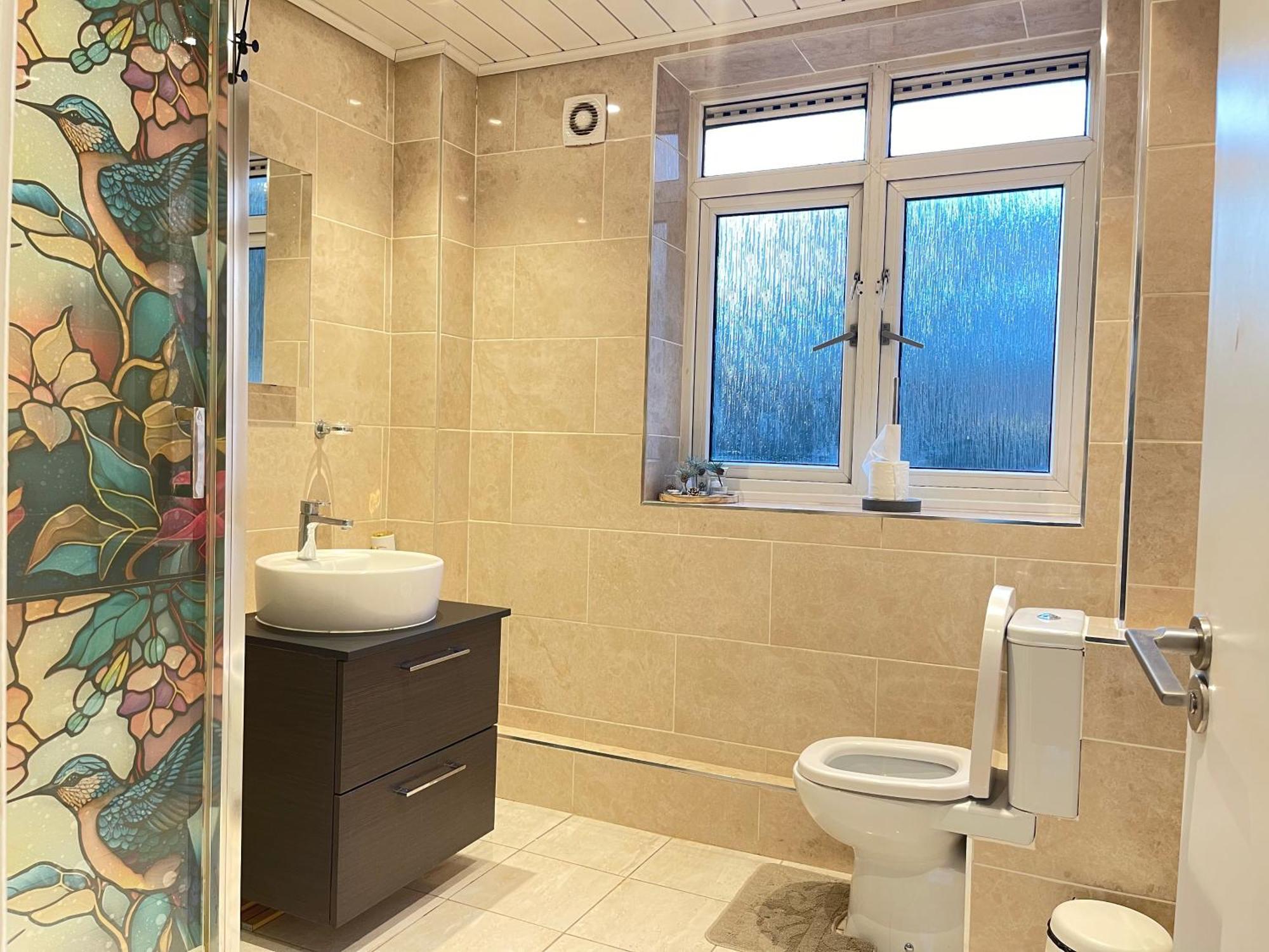 Room With King Size Bed And Shared Kitchen Raynes Park Eksteriør bilde