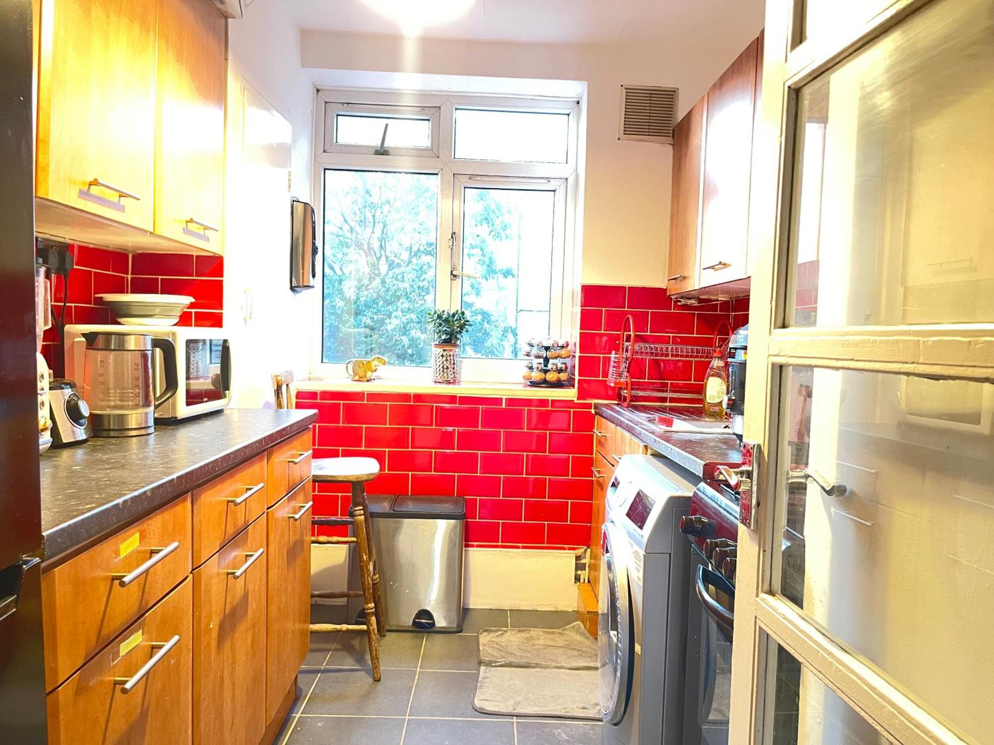 Room With King Size Bed And Shared Kitchen Raynes Park Eksteriør bilde