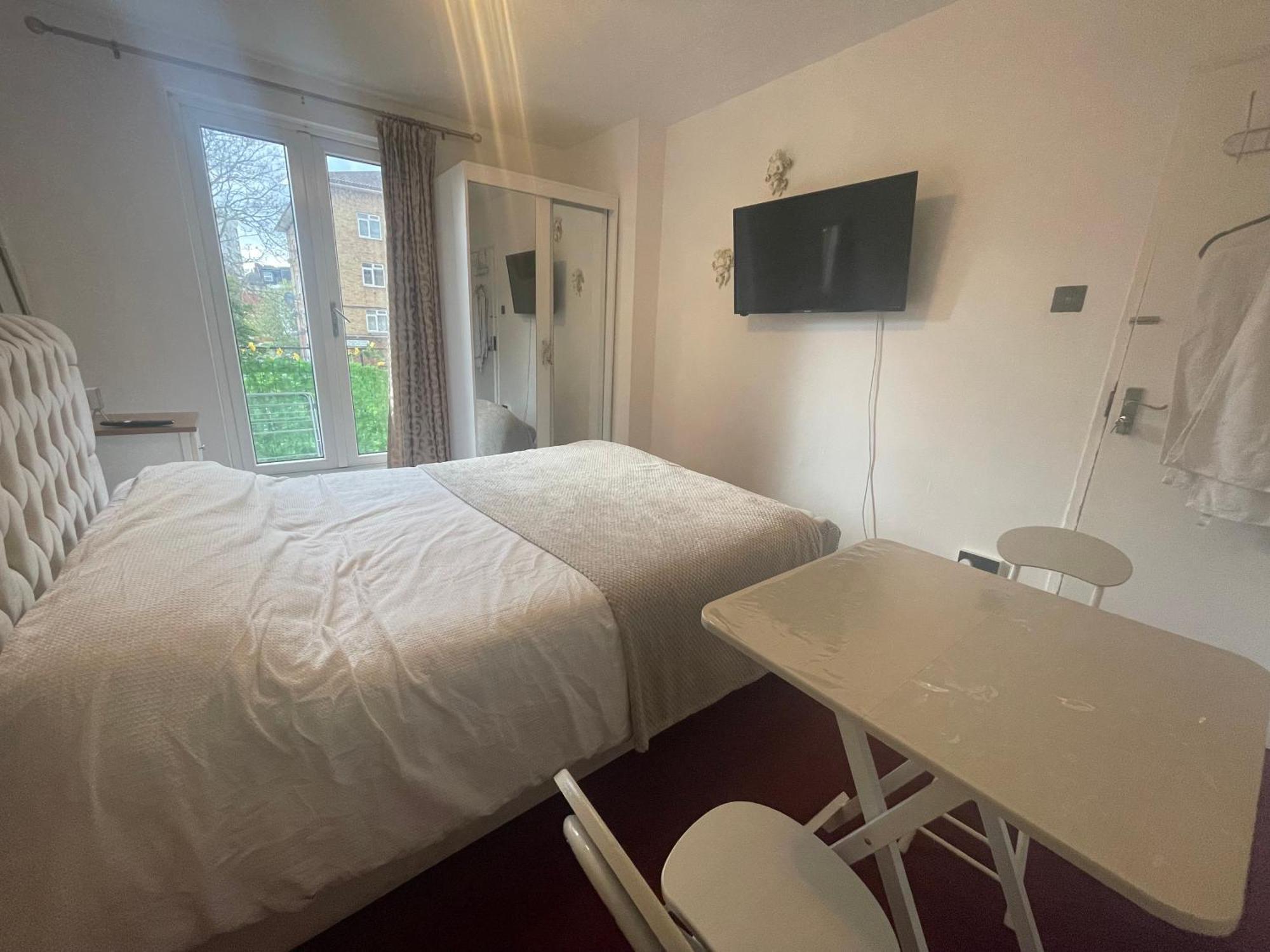 Room With King Size Bed And Shared Kitchen Raynes Park Eksteriør bilde