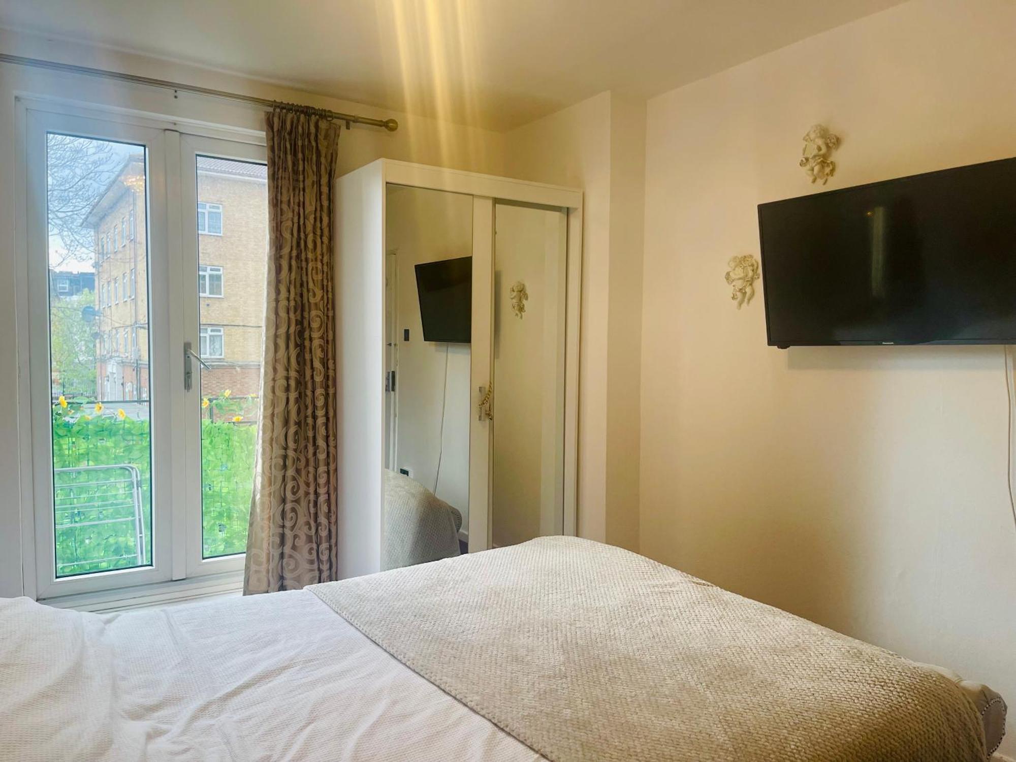 Room With King Size Bed And Shared Kitchen Raynes Park Eksteriør bilde